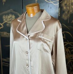 These high-end charmeuse silk pajamas are 100% natural, allergen-free and hypoallergenic. Kumi Kookoon is world-renowned for its fine, high quality silk products. Handmade 100% charmeuse silk Color: Champagne Size: Medium Measurements: SmallChest width: 20.5"Sleeves: 21.5"Elastic waistHips: 21.5"Pants length: 40.4" MediumChest width: 22"Sleeves: 23"Elastic waistHips: 23"Pants length: 42" LargeChest width: 23"Sleeves: 23.5Elastic waistHips: 24"Pants length 43" Silk Pajamas With Fur, Silk Long Sleeve Sleepwear For Home, Chic Silk Long Sleeve Sleepwear, Luxury Long Sleeve Silk Sleepwear, Korean Silk Pajamas, Quilted Duvet Cover, Silk Pajamas, Scarf Shawl, Pajamas