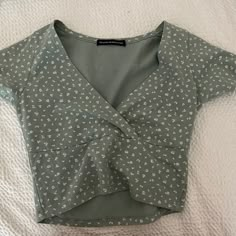 Never Worn New Condition Rome Clothes, Cute Short Sleeve Shirts, Thrifted Tops, Clothing Cabinet, Sage Green Top, Amara Top, Green Floral Top, Short Summer Dresses, Shirts For Teens