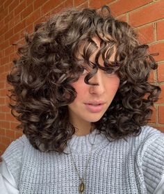 Thick Rounded Midi Rezo Cut with Bangs Pink Highlights In Brown Curly Hair, Long Curly Haircuts With Layers Natural Curls, Short Curly Hair With Bangs, Curly Bob Hair, Rezo Cut, Curly Bob Haircut, Short Layered Curly Hair, Hairstyles For Thinning Hair, Layered Curly Haircuts