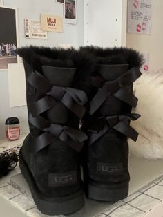 Black Uggs Aesthetic, Ugg Boots Aesthetic, Uggs Coquette, Uggs Aesthetic, Aesthetic Boots, Boots Aesthetic, Cute Uggs, Ugg Coquette, Uggs Boots