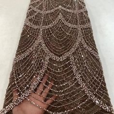 Il tessuto Sequin Glitter è un tipo di tessuto decorativo che presenta una superficie lucida e scintillante e un design a trama larga. Il pizzo glitterato con paillettes è comunemente usato per applicazioni di moda e costumi, come abiti da sera, abiti da ballo e costumi teatrali. Può essere utilizzato anche per una varietà di altre applicazioni, come aggiungere un tocco di brillantezza agli oggetti di arredamento della casa, creare accattivanti decorazioni per le feste o aggiungere un tocco glamour ai progetti di artigianato.


 Venduto con incrementi di 5 iarde: ogni borsa include 5 iarde.





 100% poliestere

 Larghezza: 49/50 pollici

 Utilizzo: abbigliamento, costumi, applicazioni, abiti formali, abiti, artigianato, moda, occasioni, abiti da chiesa, matrimoni, feste Mesh Lace Dress, Theatrical Costumes, Embroidery Tulle, Glitter Fabric, Sequin Beading, Open Weave, Tassel Fringe, Drapery Fabric, Fabric Trim