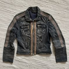 Fitted Denim Grunge Outerwear, Fitted Grunge Distressed Denim Jacket, Grunge Denim Jacket, Fitted Grunge Biker Jacket, Goth Denim Jacket, Fits Clothes, Clothing Details, Fashion Inspiration Design, Hot Outfits