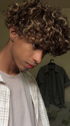 Dark Brown Curly Hair Men, Curly Hair Men With Highlights, Light Brown Highlights On Dark Hair Men, Caramel Hair Men, Light Brown Hair With Highlights Men, Highlights For Men Dark Brown, Light Brown Curly Hair Men, Dark Skin Highlights Hair