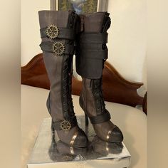 Brown Steampunk Boots, Diy Steampunk Boots, Steampunk Aesthetic Clothes, Future Fantasy Fashion, Steampunk Leg Prosthetic, Steam Punk Clothes, Formal Steampunk, Modern Steampunk Fashion