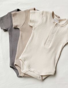 Organic Ribbed Snap Bodysuit- Oatmeal– Alabaster Baby Gender Nuteral Baby Outfits, Neutral Baby Boy Clothes, Neutral Baby Girl Clothes, Neutral Baby Outfits, Neutral Kids Clothes, Organic Baby Products, Organic Cotton Baby Clothes, Cotton Baby Clothes