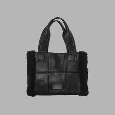 Gardez vos essentiels quotidiens chics et organisés avec le sac noir Midnight Blvck. Doté d'un design intemporel et d'une disposition réfléchie, c'est l'accessoire idéal pour rehausser votre style de vie. Emportez ce sac pour une démarche assurée avec toutes vos nécessités. Fait à la main avec soin et infusé d'amour, chaque pièce dégage une personnalité unique et garantit un artisanat supérieur.
Caractéristiques :

Taille : 32 cm x 23 cm x 9 cm
Composition : Cuir de mouton Luxury Square Satchel For On-the-go, Luxury Square Shoulder Bag For On-the-go, Luxury Large Capacity Shoulder Bag For Daily Use, Trendy Shoulder Bag With Top Carry Handle For Everyday, Trendy Daily Shoulder Bag With Top Carry Handle, Trendy Everyday Shoulder Bag With Top Handle, Luxury Black Box Bag For Everyday, Luxury Black Box Bag For Everyday Use, Classic Black Satchel For Every Day