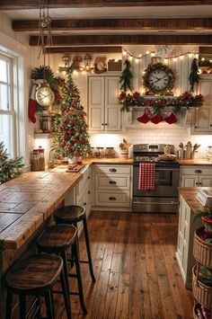 What are your favorite holiday traditions? Kitchen Xmas Decor, Casa Country, Christmas Kitchen Decor, Cottage Farmhouse, Cozy Farmhouse, Farmhouse Christmas Decor, Christmas Kitchen, Farmhouse Kitchen Decor, Cozy Christmas