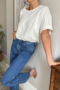 oversized white t-shirt, mid blue straight leg jeans, small tiny arm tattoo inspiration. New Mum Outfits, Emma Hill Style, Parisian Style Outfit, Oversized White T Shirt, Looks Jeans, Comfy Casual Outfits, Timeless Outfits