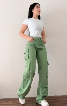 Inexpensive Clothes, Mode Zara, Pose Fotografi, Cargo Pants Outfit, Green Cargo Pants, Green Cargo, Style Mistakes, Casual Style Outfits, Outfits Casuales