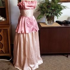 Dress Appears To Be Unworn. Vintage Gunne Sax Princess Dress Size 9. Usa. Color Is Pink With A Hint Of Lilaic And Off-White. Bust 28", Waist 30", Hips 40", Length From Center Back Not Counting Strap 45", With Strap Approx. 56". Very Long Sash You Can Tie Into A Bow In The Back. Retro Lined Wedding Dresses, Vintage Empire Waist Evening Dress, Vintage Sleeveless Dress With Boned Bodice, Vintage Evening Dress With Boned Bodice, Empire Waist Dresses With Fitted Bodice For Vintage Events, Vintage Satin Dress With Boned Bodice, Sleeveless Dress With Lined Bodice For Vintage Events, Retro Wedding Dress With Lined Bodice, Vintage Satin Dress With Pleated Bodice