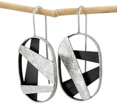 Geometric silver dangle earrings. Oval drop earrings. Asymmetric silver dangle earrings. Contemporary silver earrings. Sculptural earrings Contemporary textured and oxidized silver dangle earrings with an asymmetric design. These oval design earrings are very comfortable and lightweigth, ideal for everyday or for a special occasion. Measures: 2.00 inches long and 0.94 inches wide. (51mm length and 24mm width) These sculptural earrings will stand out with their unusual and abstract design. Some m Contemporary Silver Earrings, Royal Blue Earrings, Oxidized Silver Earrings, Contemporary Earrings, Unusual Jewelry, Long Drop Earrings, Earrings Inspiration, Silver Dangle Earrings, Design Earrings