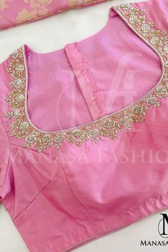 High Neck Embroidery Design, High Neck Work Blouse Designs, Pink Maggam Work Blouse Designs, Decent Blouse Designs, Simple Maggam Work Designs, Heavy Blouses, Thread Work Blouse Designs, Ghagra Design, Saree Outfits