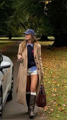 Outfit With Tall Brown Boots, Knee High Boots Outfit Spring, Short Rain Boots Outfit, Rainboot Outfits, Style Tall Boots, Rain Boots Outfit, Styling Caps, 2025 Outfits, Styling Shorts