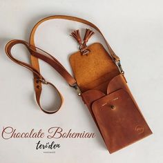 Teriden "el işçiliği" | Chocolate Bohemian Mini Bag 🤎 #teridenatölye #elişçiliği #handmade #handmadebag #leathercrafts #minibag #phonebag #leatherbag #deriçanta… | Instagram Paracord Bracelet Designs, Mobile Bag, Denim Bag Diy, Leather Bag Design, Diy Leather Bag, Bag Tutorial, Leather Art, How To Make Shoes