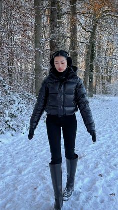 Snow Outfit Inspo, 100 Winter Outfits, Puffy Jacket Outfit, Europe Winter Outfits, Winter Inspo Outfits, December Outfits, Outfit Ideas Winter