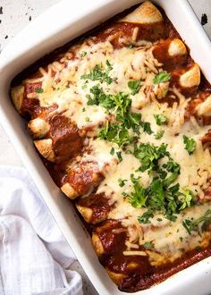 a casserole dish with meat, cheese and parsley