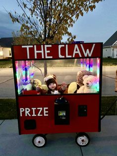 the claw machine has stuffed animals in it and is on display for everyone to see