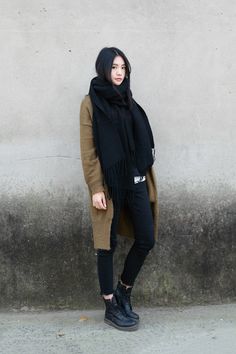 The (Functional) Goth/Monochromatic Woman - Imgur How To Style Doc Martens, Style Doc Martens, Dr Martens Outfit, Martens Style, Studio 54, Outfit Jeans, Mode Casual, Looks Street Style