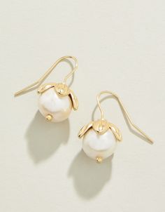 Our lightweight Orla Bauble Drop Earrings make a timeless statement and are made to wear with every outfit in 18kt matte gold plating and freshwater pearls. Drop Earrings Pearl, Spartina 449, Earrings Pearl, Accessories Jewelry Earrings, Pearl Drop Earrings, Pearl Drop, Matte Gold, Accessories Bracelets, Gold Plating