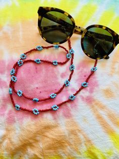 flower child 🌻 ﻿Beaded mask and sunnies chain - two in one - is sweet and chic. Details: *Includes both sunnies and mask attachment Daisy Glasses, Beaded Mask, Beaded Daisy, Mask Chain, Sunglass Chain, Glasses Chain, Daisy Chain, Flower Child, Lobster Clasp