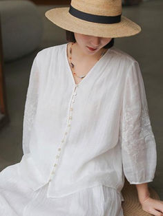 Styles:	Elegant
Material:	Ramie
Clothing Length:	Regular
Sleeve Length:	3/4 Sleeve
Collar:	V-Neck
Decoration:	Embroidery
Pattern:	Solid Color
Season:	Spring/Fall

#shirt #embroidery #white #blouse