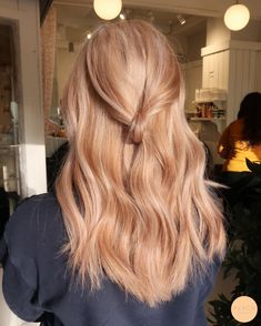 Soft beige kopparblond hårfärg med ljusa slingor Strawberry Blonde Hairstyles, Light Strawberry Blonde, Copper Blonde Hair, Strawberry Blonde Hair Color, Summer Blonde, Strawberry Hair, Peach Hair, Ginger Hair Color, Blonde Hairstyles