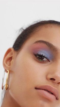 Fini les démarcations de maquillage ! Grâce aux fonds de teint de la gamme Accord Parfait de L'Oréal Paris, votre peau sera sublimée !⁠ Natural Makeup For Brown Eyes, Pastel Makeup, Smink Inspiration, Eye Makeup Designs, Creative Eye Makeup, Makeup Hacks