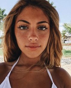 Freckles. Blonde brown hair Natural Makeup For Brown Eyes, Natural Everyday Makeup, Sunkissed Skin, Tanned Makeup, Smink Inspiration, Makeup Hacks, Tan Skin, Natural Makeup Looks