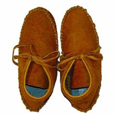 Make your own suede leather moccasins with this high quality, long-lasting moccasin kit. Leather pieces are prepunched. Includes attached comfortable foam insoles, lace, and detailed assembly instructions. This is a great leather craft kit for personal enjoyment, a gift, a project for an arts and crafts class, craft fa Leather Moccasins Diy, Diy Moccasins, Handmade Moccasins, Leather Craft Projects, Moccasins Mens, Baby Moccasins, Leather Moccasins, Women Diy, Leather Pieces