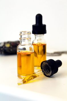 Anti aging serum recipe for maturing skin, acne and even eczema! Add this homemade anti aging serum recipe to your natural beauty and skin care routine to hydrate skin, fight acne and calm  eczema and inflammation. It even removes makeup! Plus a simple 2-ingredient recipe for a hyaluronic acid serum recipe that saves you money! So you can have beautiful, healthy looking skin without breaking your beauty budget! #antiaging #naturalskincare #beautyrecipes Hyaluronic Acid Serum Recipe, Homemade Anti Aging Serum, Serum Recipe, Anti Aging Homemade, Homemade Beauty Recipes, Natural Anti Aging Skin Care, Oil Cleansing, Diy Anti Aging, Creme Anti Age