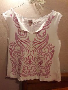 Charming and cheerful white t-shirt with pink glitter patterns, vintage from the 90s.  Size M, French brand Jennyfer.  Cotton material.  Overlock hem with pink thread.  Dimensions flat :  Armpit 45 cm  Shoulder width 40 cm  Length 45 cm  In very good condition. Printed White Tank Top, Y2k Pink Graphic Print Tank Top, Y2k Pink Printed Tops, Pink Printed Y2k Tops, Pink Y2k Style Printed Tops, Pink Y2k Printed Tops, Pink Sleeveless T-shirt For Spring, White Sublimation Print Y2k Tops, White Y2k Top With Sublimation Print