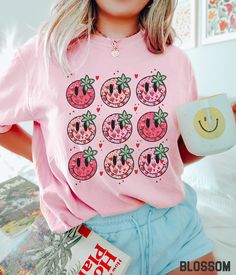 Our retro strawberry smiley face graphic tee features a vintage inspired strawberry happy face grid design. You'll love the comfortable material of the Comfort Colors fabric. It ensures a soft and comfortable feel that will keep you feeling good all day long. This unisex trendy and aesthetic graphic tshirt will have you standing out from the crowd. ✩ ✩ 𝗧𝗼𝗱𝗱𝗹𝗲𝗿 𝗕𝗲𝗹𝗹𝗮 𝗖𝗮𝗻𝘃𝗮𝘀 𝗧𝗲𝗲: https://starrieapparel.etsy.com/listing/1717233457 ✩ 𝗞𝗶𝗱𝘀 𝗕𝗲𝗹𝗹𝗮 𝗖𝗮𝗻𝘃𝗮𝘀 𝗧𝗲𝗲: http Retro Strawberry, Smiley Face Shirt, Tshirt Oversized, Face Graphic, Comfort Colors Tshirt, Grid Design, Bella Canvas Tees, Comfort Colors Tee, Happy Face