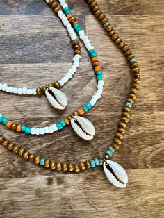 These handmade beaded necklaces with a cowrie shell are really one of a kind! Made with love and can be customized to your desire up to 4 colors. Cheap Bohemian Cowrie Shell Necklace, Diy Cowrie Shell Bracelet, Cowrie Shell Jewelry, Boho Jewelry Diy, Cowrie Shell Necklace, Leather Jewelry Diy, Handmade Beaded Necklace, Handmade Beaded Necklaces, Shell Bracelet