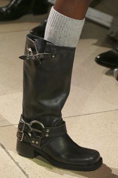 Tall Black Biker Boots, Black Boots Fall 2023, Riding Boots Aesthetic, Rider Boots Outfit, Botas Outfit, Miu Miu Boots