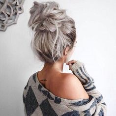 pinterest: bellaxlovee ✧☾ Easy Bun Hairstyles, A Messy Bun, Messy Bun Hairstyles, Penteado Cabelo Curto, Grey Hair, Messy Hairstyles, Hair Dos, Messy Bun, Gorgeous Hair