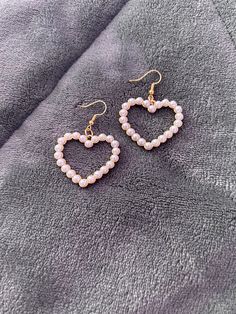 Cute gold pearl heart shaped earrings! Cute Earrings Aesthetic, Gold Earrings Aesthetic, Coquette Girlies, Heart Pearl Earrings, Preppy Earrings, Accesorios Aesthetic, Heart Shape Earrings, Coquette Jewelry, Pinterest Jewelry