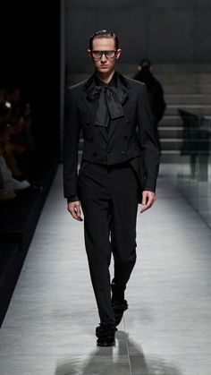 Dolce&Gabbana Men's Fall Winter 24/25 Milan Fashion Show : the runway styles Dolce Gabbana Store, Androgyny Fashion, 2024 Menswear, Modern Suits, Menswear Runway, Mens Formal Wear, Menswear Fashion Show, Menswear Fashion