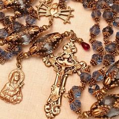 Curso Terços Lucrativos (@tercoslucrativos) | Instagram Christmas Rosary, 7 Sorrows Of Mary, Sorrows Of Mary, Catholic Aesthetic, Catholic Company, Catholic Necklace, Immaculate Heart, Orange Crystals