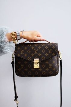 #pochettemetis #pochettemetislouisvuitton #pochettemetisoutfit #louisvuittonbags #louisvuittonhandbags Elegance is personified in the petite shape of the Pochette Métis. Made of supple Monogram canvas, its compact dimensions open up to reveal many useful pockets and compartments. Louis Vuitton Small Handbag, Mochila Louis Vuitton, Louis Vuitton Handbags Crossbody, Tas Lv, Designer Things, Louis Vuitton Taschen