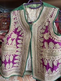 Magnifique gilet de cérémonie Ottoman  en soie époque XIXème. Cette rare pièce est en bon état et peut être  portée. Nombreuses broderies sur le devant du gilet.  La couleur rose fushia s'accorde parfaitement avec la broderie. Les dimensions : Longueur : 49 cm Sous les bras à plat : 47 cm D'épaule à épaule à plat : 37 cm ref 020623 Traditional Festive Vest With Intricate Embroidery, Traditional Embroidered Festive Vest, Festive Bohemian Vest With Intricate Embroidery, Traditional Embroidered Vest For Wedding, Traditional Embroidered Wedding Vest, Traditional Vest For Weddings And Festivals, Traditional Vest For Wedding And Festivals, Traditional Wedding Vest For Festivals, Afghanistan Culture