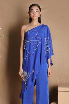 Shop for Nayantara Couture Blue Silk Embroidered One Shoulder Tunic for Women Online at Aza Fashions Blue One Shoulder Top, One Shoulder Kaftan, Long Blouses, Kaftan Set, Embellished Blazer, Pageant Outfits, Asymmetric Tunic, Eid Dress, Black Kaftan