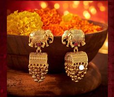 Golden Jhumka, Kerala Jewellery, Pretty Gold Necklaces, Latest Indian Jewellery, Temple Jewellery Earrings, Jhumka Designs, Indian Wedding Jewelry Sets, New Gold Jewellery Designs