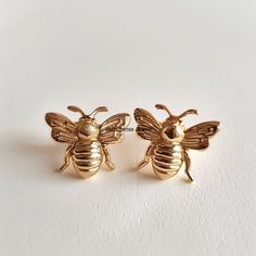 14K Gold Honey Bee Studs Earrings, Bumble Bee Studs Earrings, Gold Honey Bee Studs Earrings, Dainty Honey Bee Earring, Gold Bumble Bee Studs ITEM     D E T A I L S : ✦  Name :  Honey Bee Earring ✦  Metal :  925 Sterling Silver ✦  Size : 12MM ✦  Quantity : 1 Pair ✦  Our all design are made to order. We need 6 to 8 days for making and delivery to depend on the shipping method you select. ✦ product & gemstone weight may vary from actual products. ✦  All are designed and handmade in-house by me and team with precision, Perfect craftsmanship and strong interest! ✦  We are continuously listing new products in our store. So keep coming back to see more great updates in the store. ✦  Wholesale orders With Custom are welcome to message me for pricing information. ✦  Product color may slightly vary Bee Earring, Studs Earrings Gold, Honey Bee Earrings, Bee Studs, Gold Bee, Earring Gold, Bee Earrings, Earrings Dainty, Studs Earrings