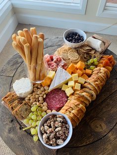 Charcuterie board with salami, prosciutto, green grapes, cheddar cheese, goat cheese, dried apricots Gluten Free Crackers, Party Food Buffet, Charcuterie Recipes, God Mat