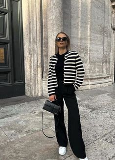 Stripe Cardigan Street Style, Pariscore Outfits, Striped Cardigan Outfit Aesthetic, Spring Work Outfits Office Chic Business Casual Street Styles, Striped Jacket Outfit, Striped Cardigan Outfit, Stripe Cardigan Outfit, Cool School Outfits, Women's Business Suits