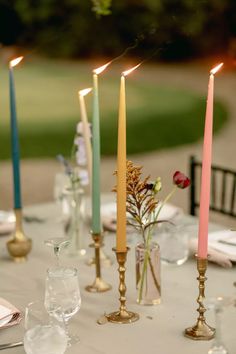 there are many candles that are on the table