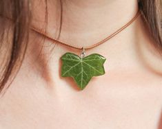 I just want you to imagine this little piece of nature caressing your neck. This green choker necklace is the complement you've always been looking for: Imagine this real ivy leaf necklace in informal moments, or better yet, in those other more formal ones. This adjustable cord choker necklace will not make you go unnoticed. The nature condensed in this green choker necklace is immensely beautiful, as I have made it with all my love from a real leaf collected in the mountains where I live. This Trendy Leaf-shaped Jewelry Gift, Trendy Necklace With Adjustable Cord, Trendy Gift Necklaces With Adjustable Cord, Trendy Adjustable Cord Necklace Gift, Trendy Adjustable Cord Necklaces As Gift, Pendant Choker With Adjustable Cord As A Gift, Adjustable Cord Pendant Choker As Gift, Green Adjustable Cord Jewelry Gift, Green Choker Necklace