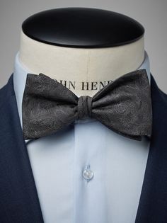 Formal bow ties – Formal bow tie made in Italy.
Either you buy a formal bow tie in the same color as your blazer, but perhaps in a shifting nuance. Thus, a tone-to-tone combination. Which is very neat. Or you go for a formal pre-tied bow tie in a contrasting, but soft, color that goes well with your suit. A formal bow ties in a darker nuance, have always been seen as more formal. Because of this, formal bow ties are ideal for weddings and dinners receptions but are also perfect with a suit at wo Grey Bow Tie, Pre Tied Bow Tie, Bow Ties, Bow Tie, Matcha, Dark Grey, Paisley, Grey, Color