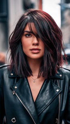 Shoulder Length Fall Hair, Red And Brunette, Short Hair Designs, Rambut Brunette, Long Face, Fall Hair Color For Brunettes, Brunette Balayage Hair, Red Highlights, Hair 2024