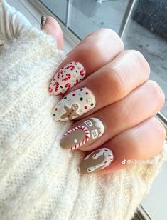 Cookies Nails Art Designs, Christmas Nails 2023 Gingerbread, Acyrilics Nails Christmas, Candy Cane And Gingerbread Nails, Christmas Nail Designs Gingerbread Man, Ginger Bread Nails Acrylic, Cute Christmas Nails Gingerbread, Holiday Nails Gingerbread, Gingerbread Gel Nails